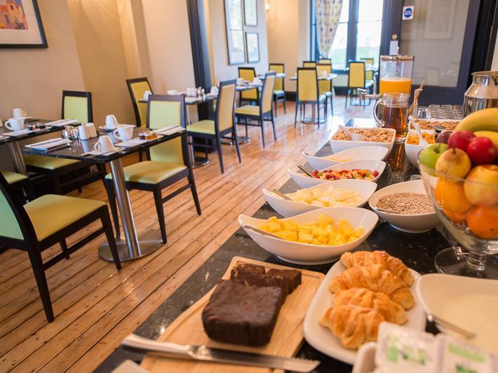 Отель The Grafton Харрогейт Экстерьер фото Breakfast at the hotel