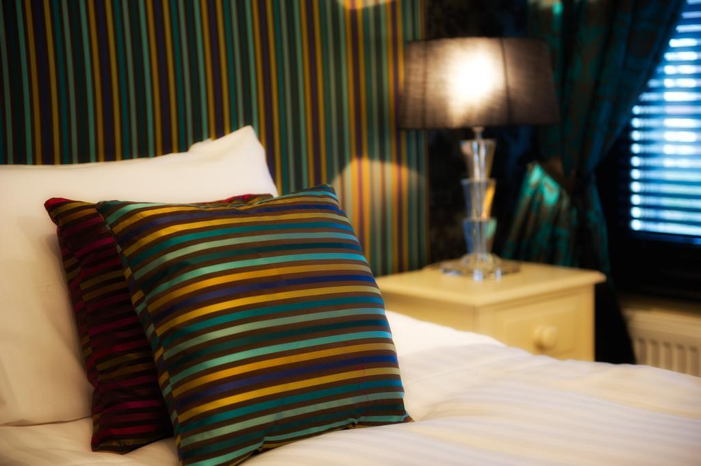 Отель The Grafton Харрогейт Экстерьер фото A throw pillow