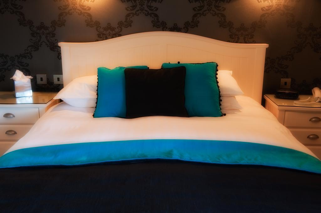 Отель The Grafton Харрогейт Экстерьер фото A bed with cushions