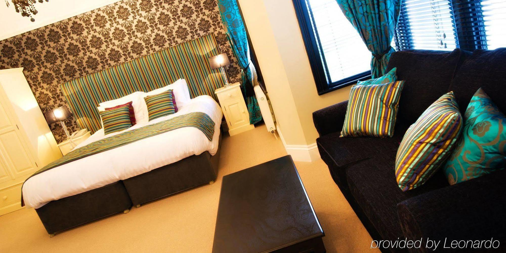 Отель The Grafton Харрогейт Экстерьер фото A room at the hotel