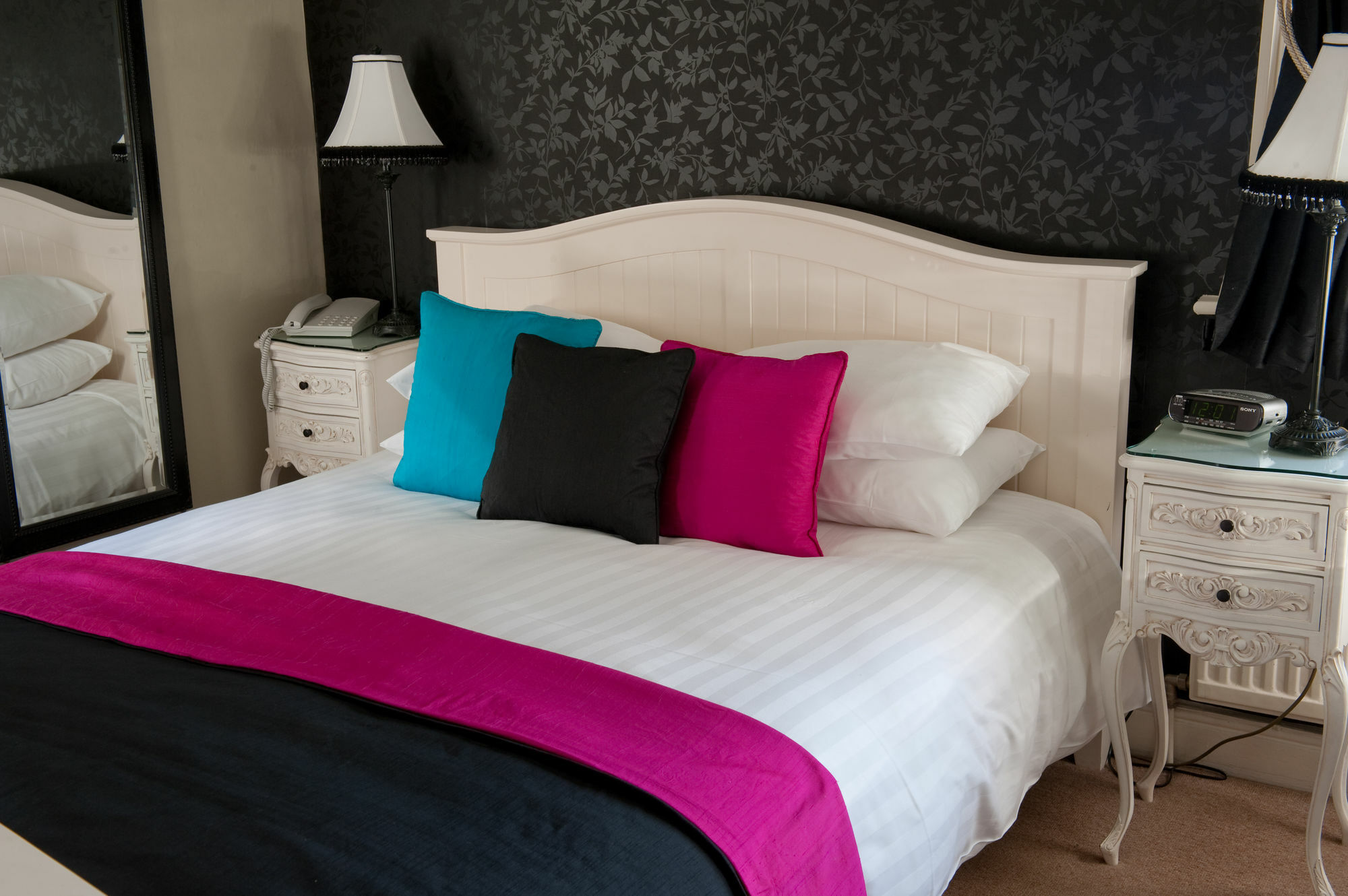 Отель The Grafton Харрогейт Экстерьер фото A bed with a bed runner